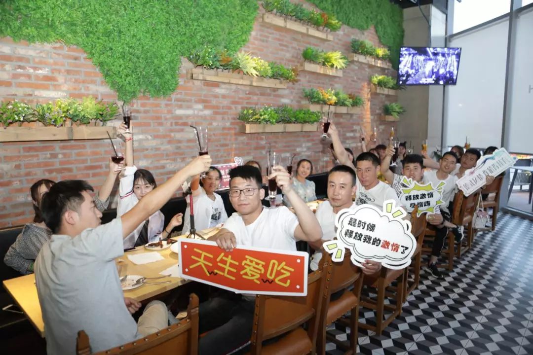 开心仪的车，吃德国美食，人生圆满不过如此！吉食到，开饭咯！