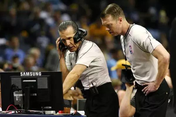 对裁判判罚不满的正确申诉途径,对裁判不满的反应