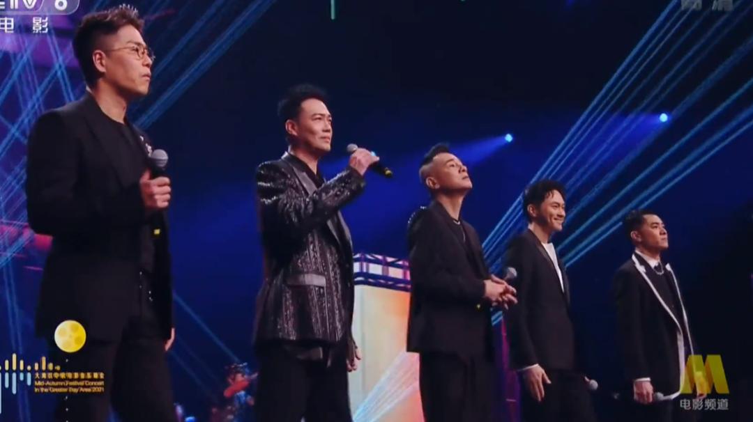 大湾区王菲出场谢霆锋表现,谢霆锋看王菲演唱会的视频