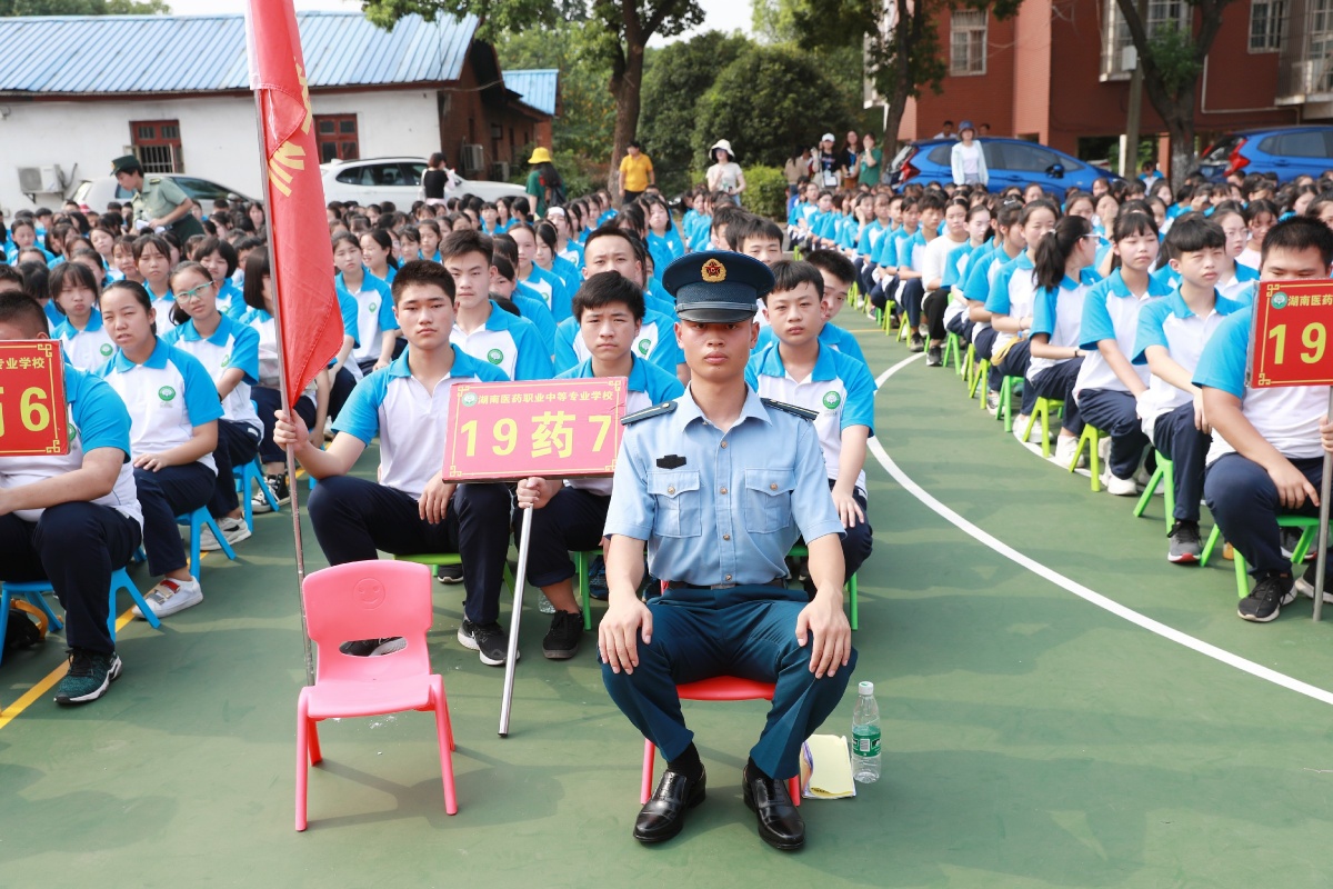 学医救死扶伤当兵保家卫国,学医习武救死扶伤十六字口号