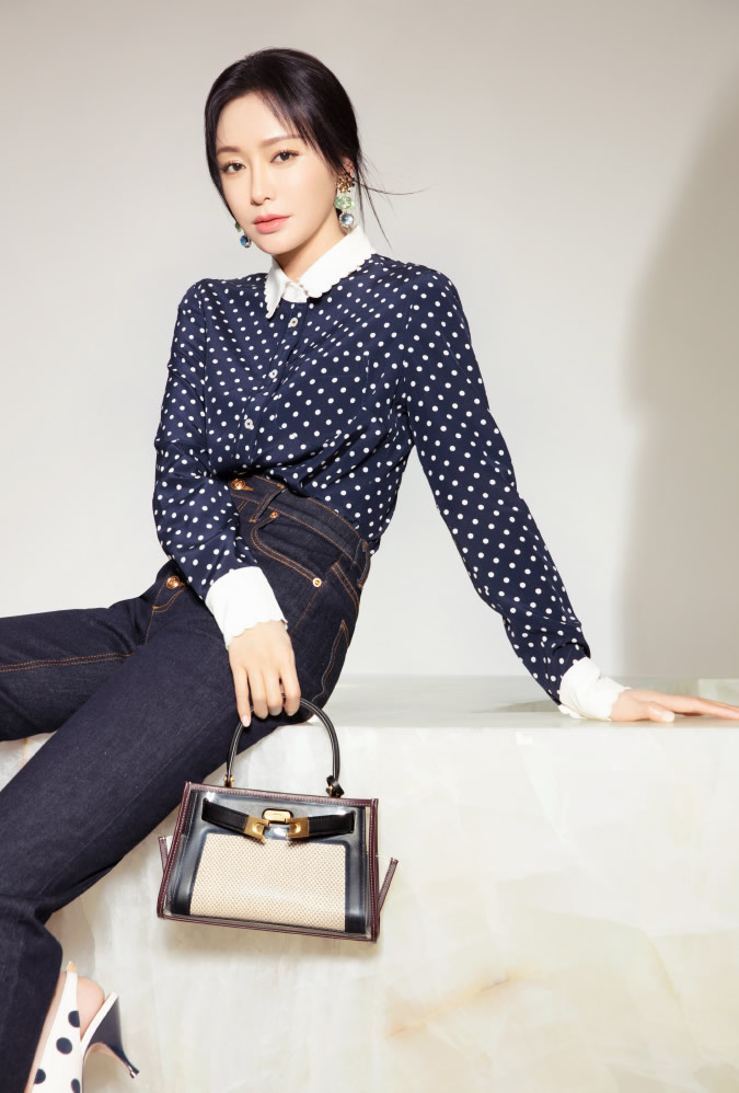 秦岚穿雨衣视频,秦岚白色雨衣图片