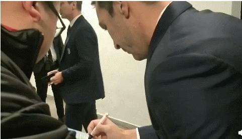 调侃肺炎疫情，球迷三米长的大刀都拔出来了，布冯怂了