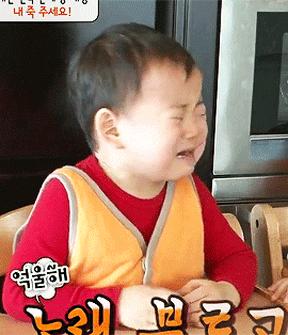 每天晚上夜深人静的时候，我娃就变成了睡眠终结者！