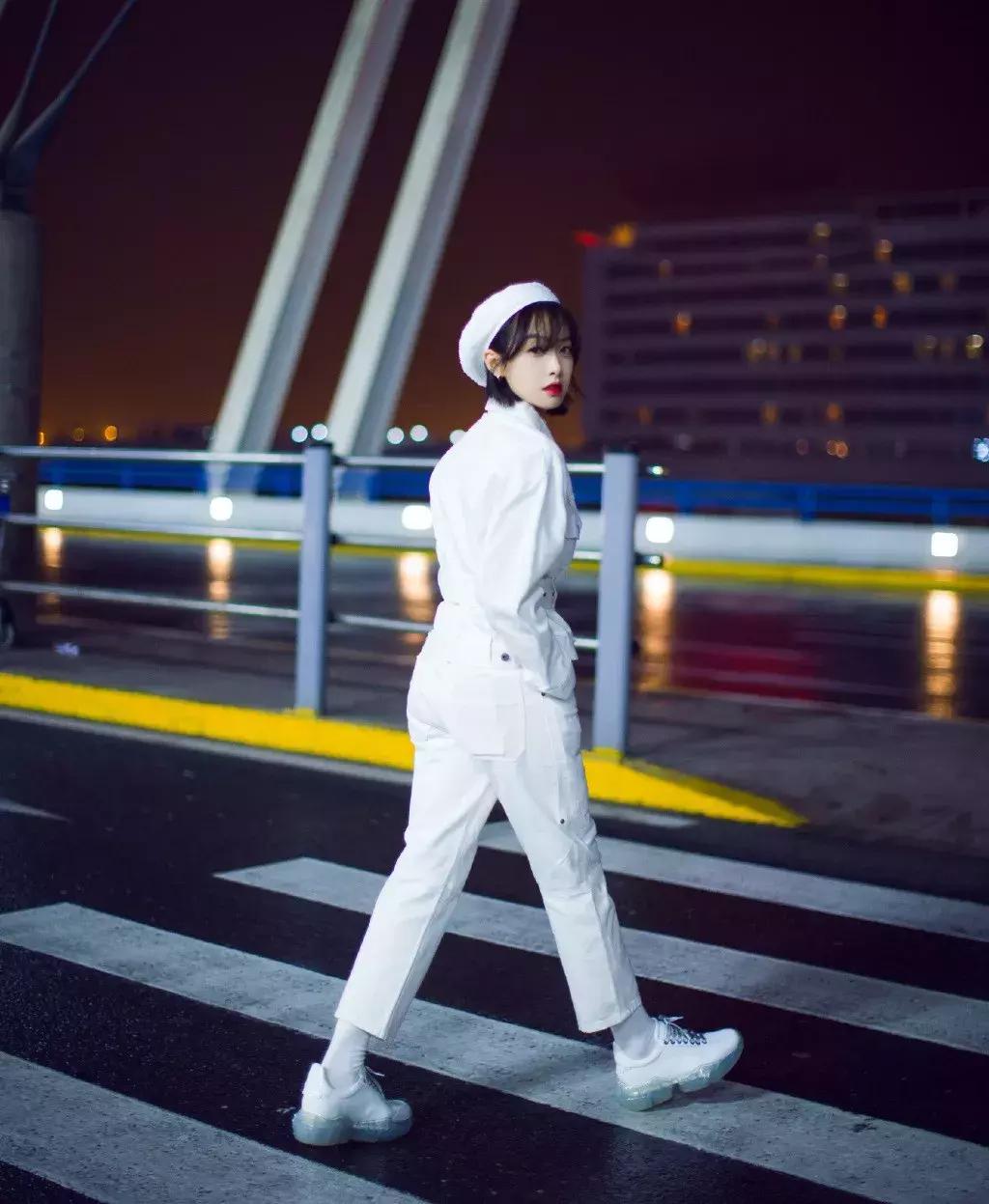 天气回暖怎么穿?裙子+运动鞋是时尚人群中热度最高的搭配法则