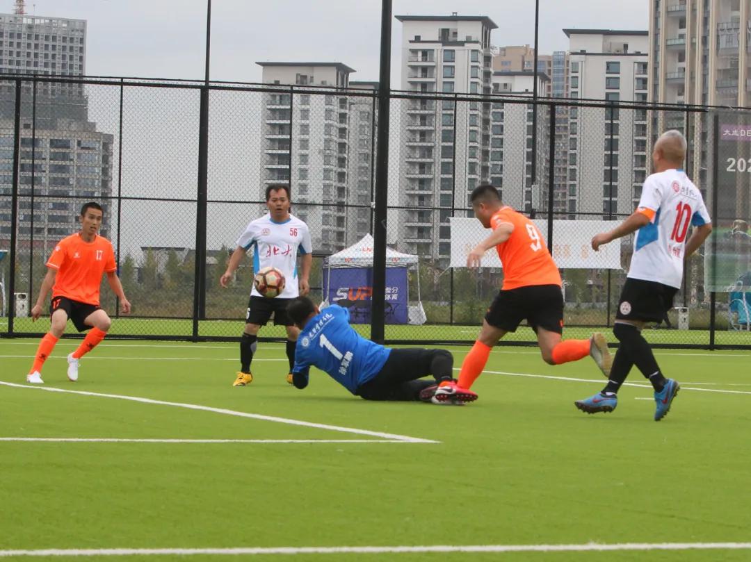 足球赛激烈角逐,一场足球比赛点面结合