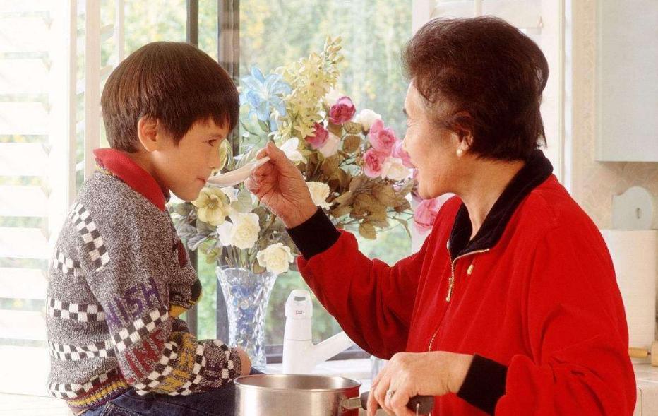 奶奶疼不疼孩子，别光听嘴里说什么，看“这3点”就心里有数了