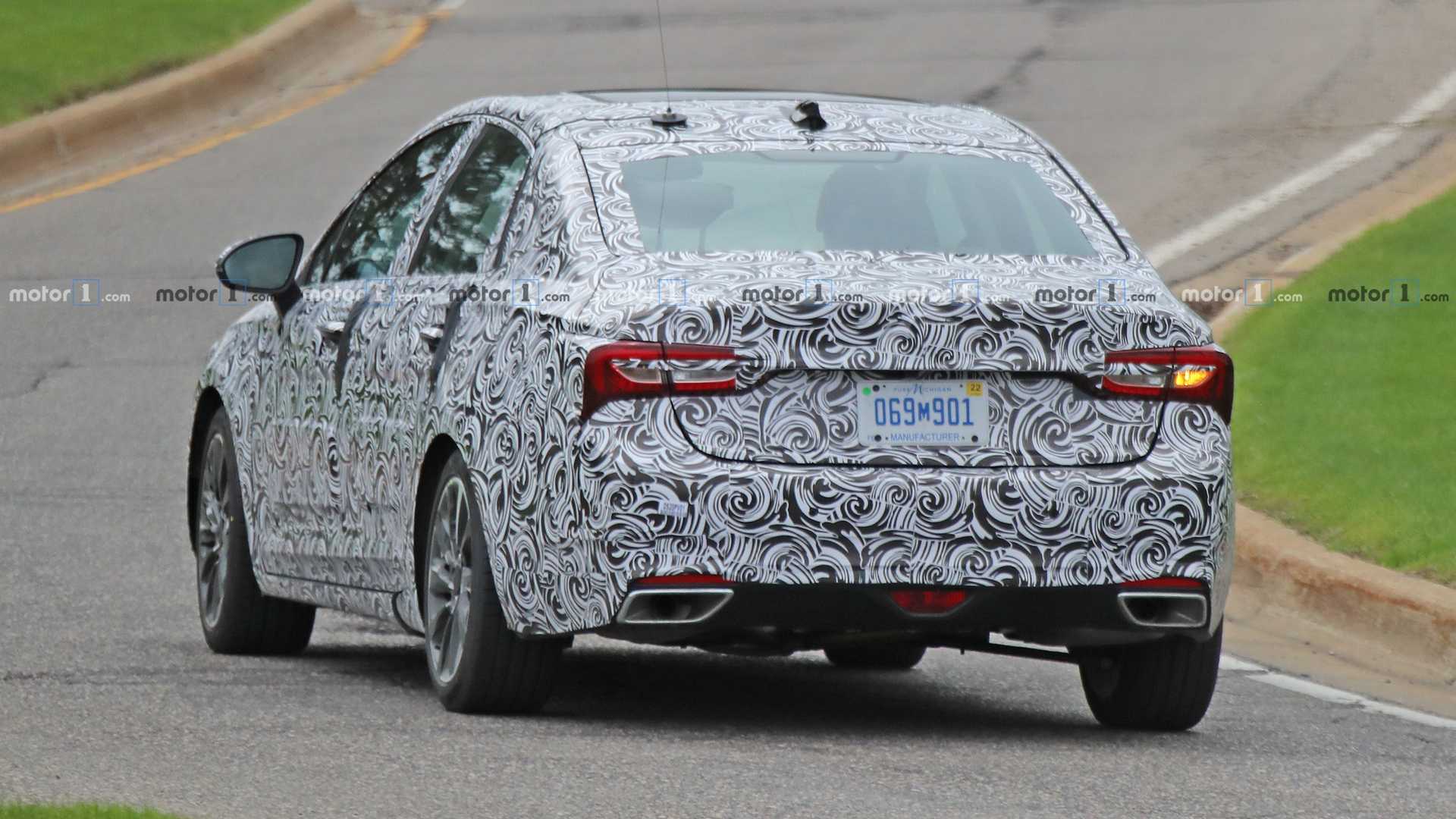 别克威朗谍照，现款车型在海外悬挂欧宝标志在售，国内为别克旗下