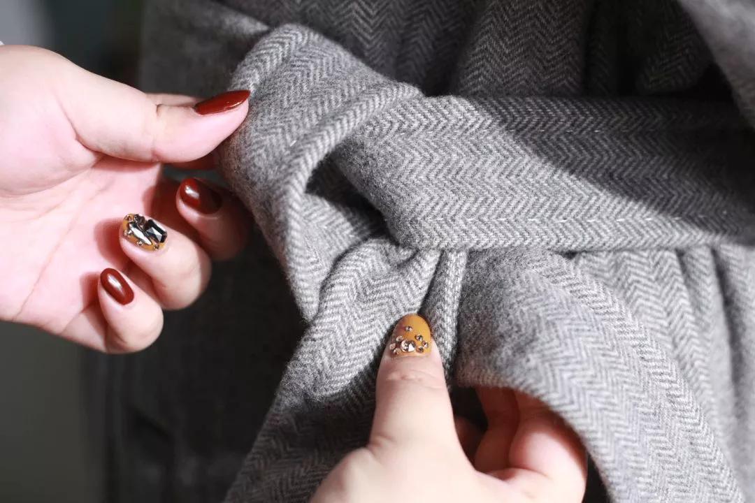 风衣后面的腰带怎么系,带扣风衣腰带后面系法