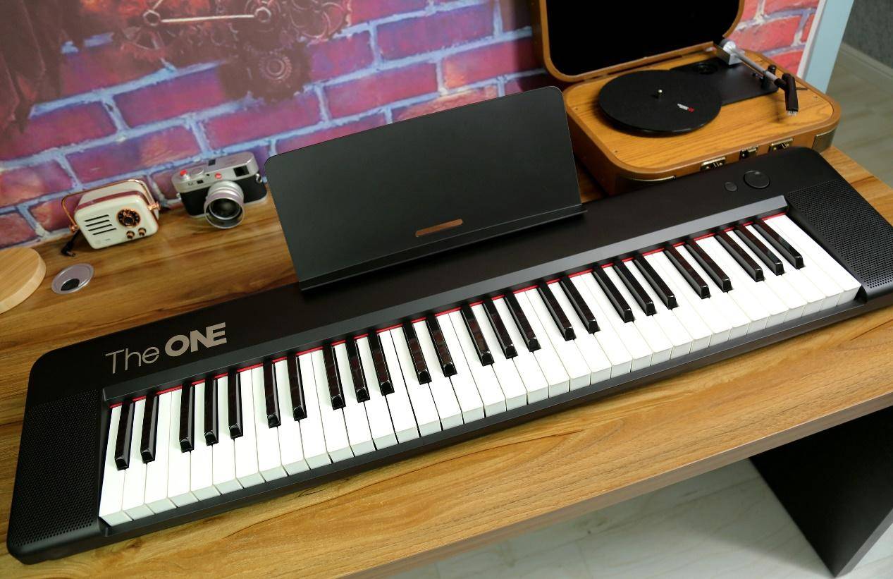 theone智能钢琴连接其它乐器,学会钢琴再弹电子琴