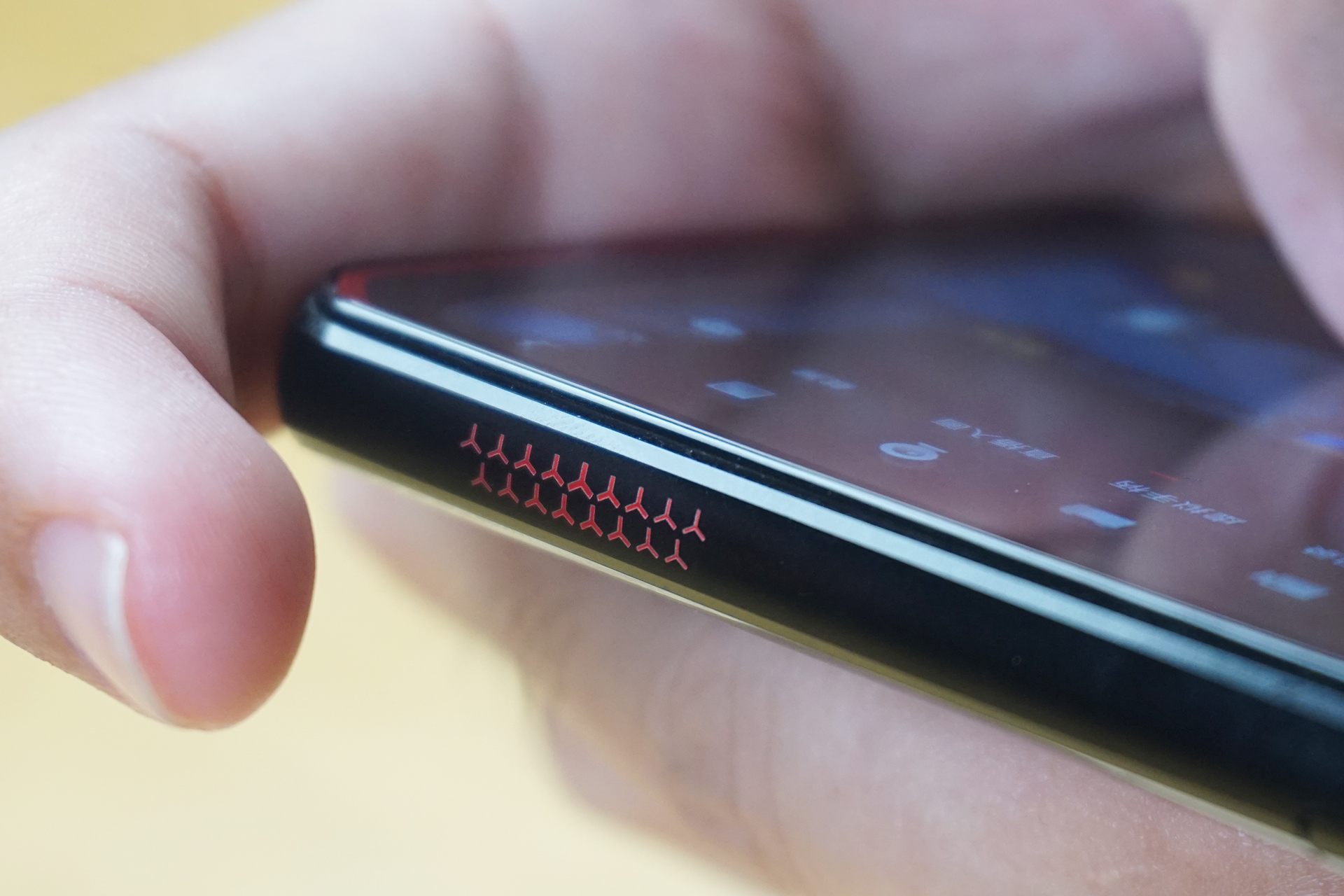 拯救者新电竞手机曝光,拯救者电竞手机一代还值得买吗