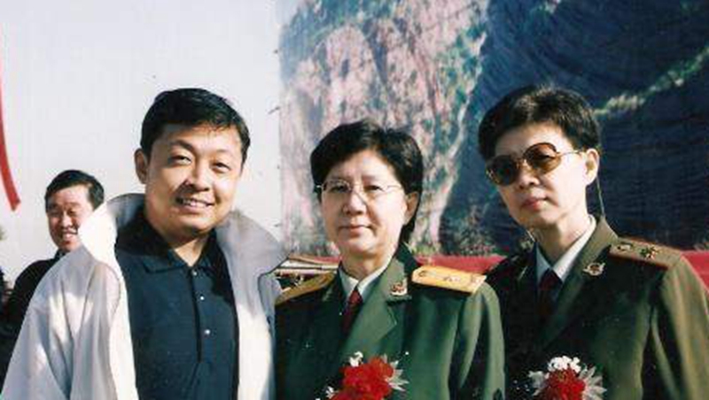 *警武**部队的第一位女将军，九一三事件后恢复自由，父亲是开国上将