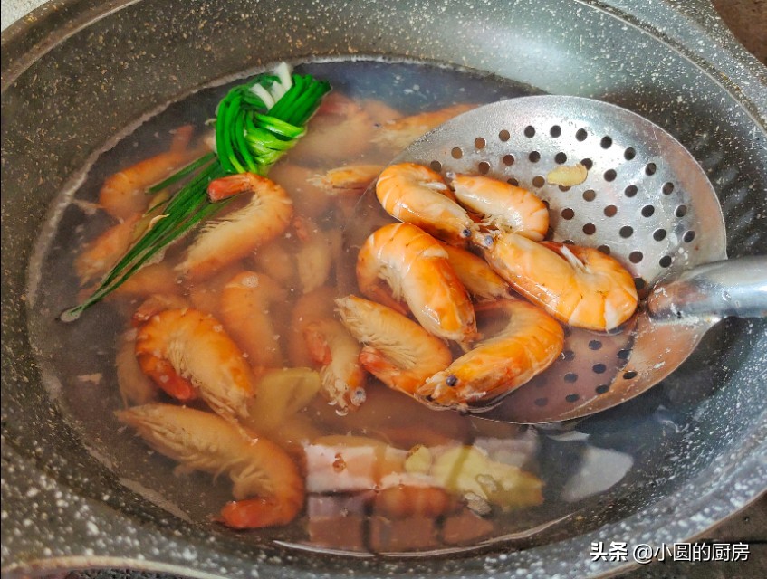 虾焯水的正确做法,煮虾煮几分钟才不会老很嫩