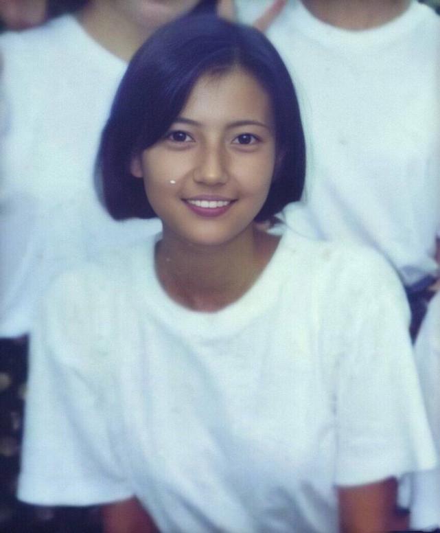 41岁高圆圆穿白裙优雅亮相,41岁高圆圆穿红裙惊艳亮相