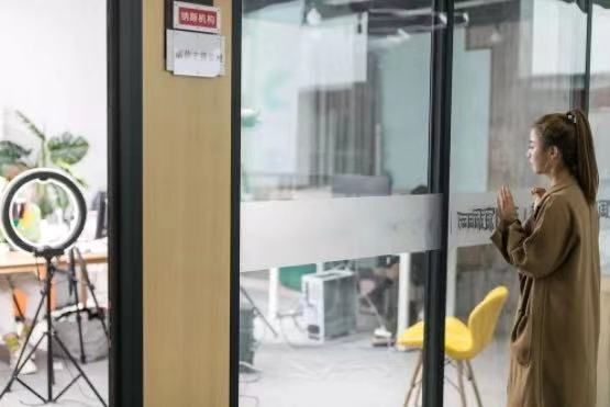 不能开口说话的女主播,直播间不说话的女人