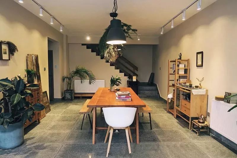 不当环球小姐，她跑到深山，种菜、调香，过上佛系人生