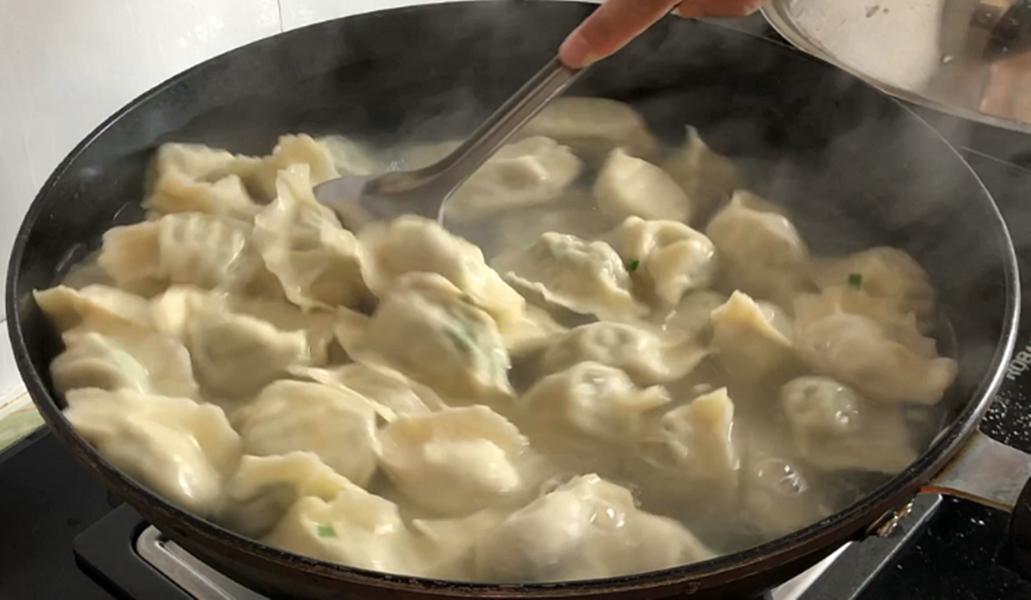煮饺子时用大火还是中火煮,煮饺子是用冷水还是用开水下锅