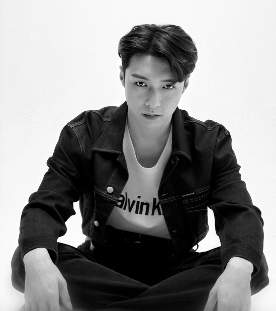 张艺兴匡威联名款穿搭,张艺兴穿黑匡威