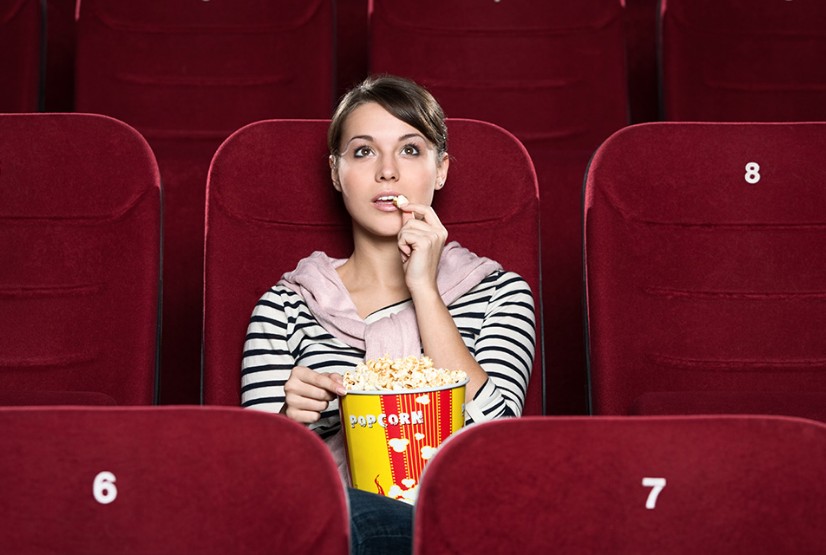 一个人去电影院尴尬，包场又太贵！教你一招，把电影院搬回家