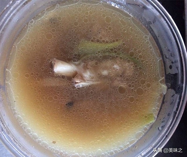 墨鱼能和当归党参黄芪一起炖汤吗,墨鱼汤配什么炖汤