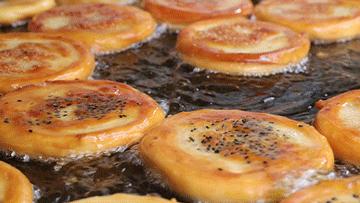 排的队比街道长!这条街什么来头?