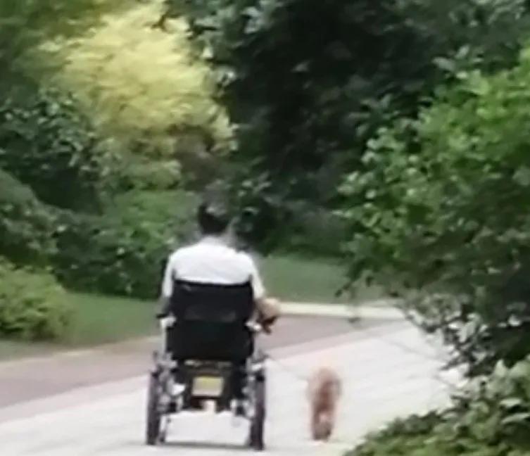 别人飙车一路火花带闪电,别人赛道飙车