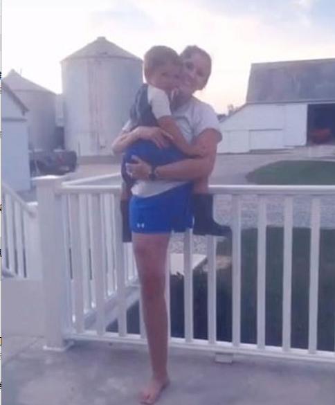 美国一位母亲因车祸而失一条腿,美国妈妈癌症去世