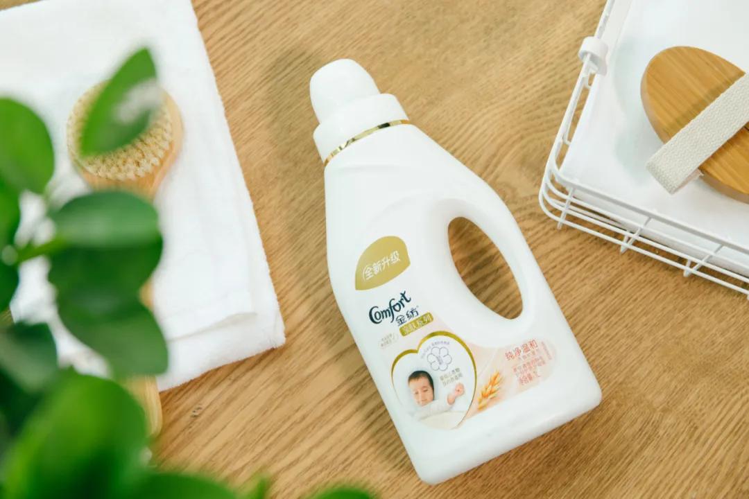 T恤穿腻了?想要时髦又遮肉,春夏白衬衫应该这么洗和这样穿