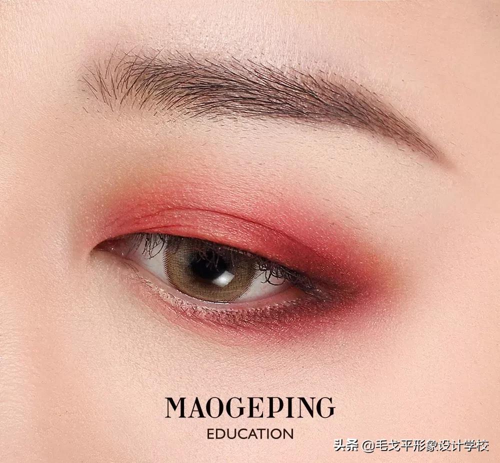 红色眼妆怎么画显大又干净,红色眼妆不画眼线