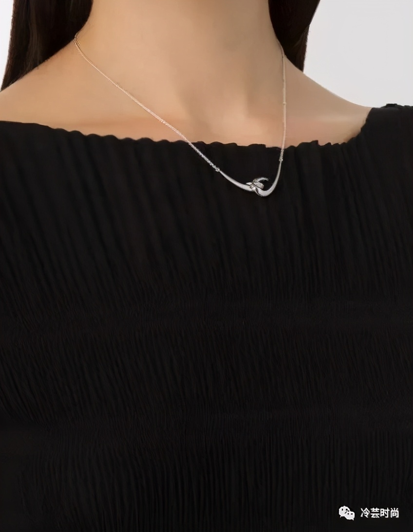 项链的活动扣佩戴方法,项链的佩戴要讲究八大搭配技巧