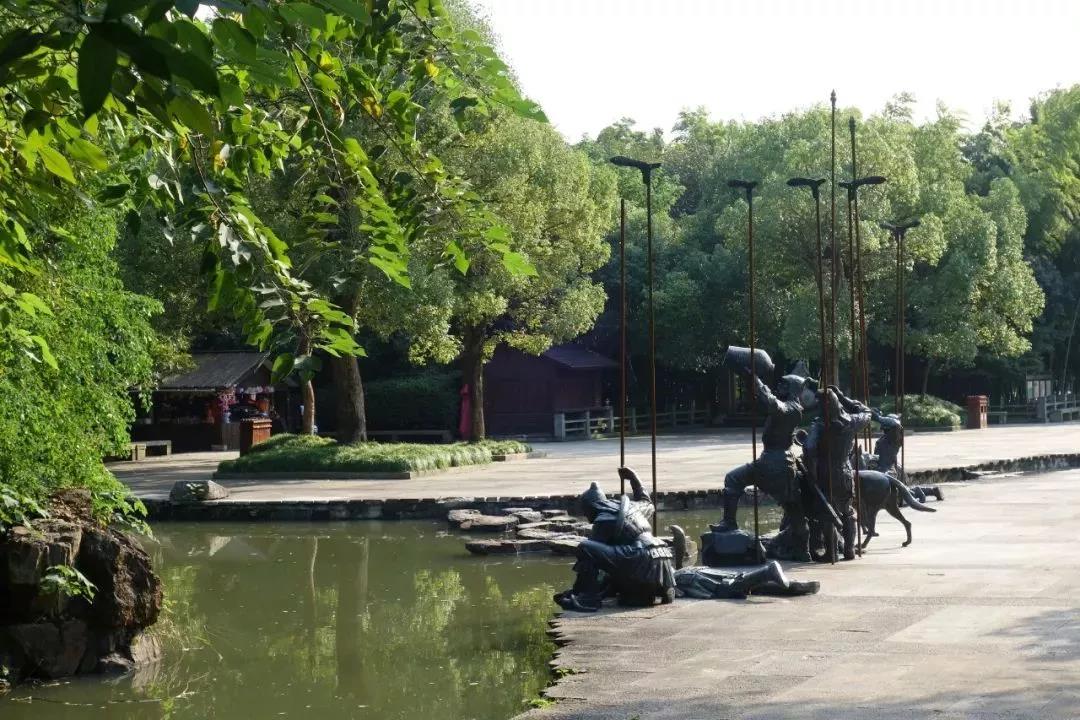 鲁迅笔下的鲁镇是什么样的地方,鲁迅小说中的鲁镇是个怎样的地方