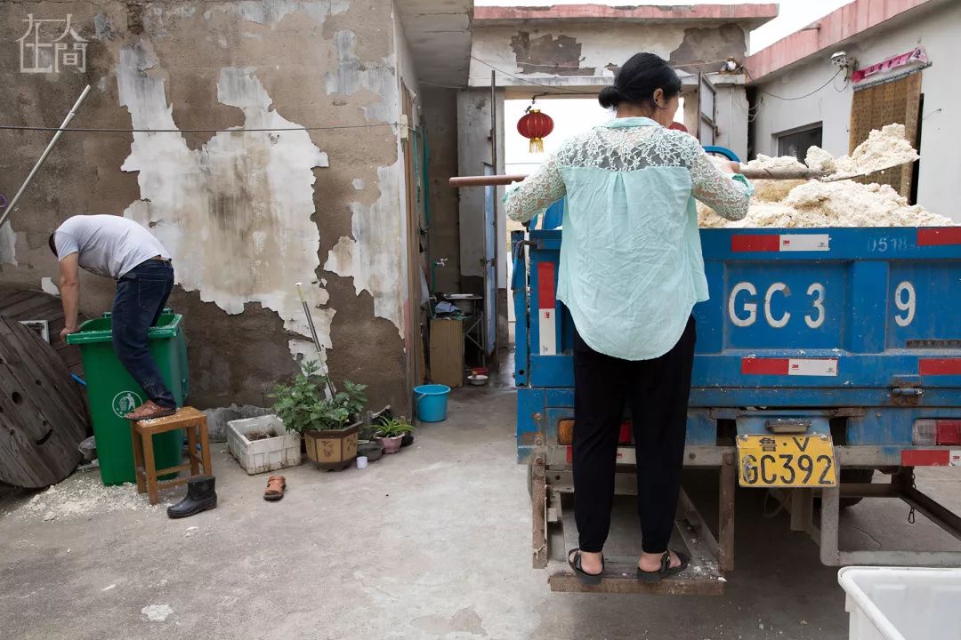 在人间丨情趣内衣小镇的乡村女工，每天往返于工厂与田地之间