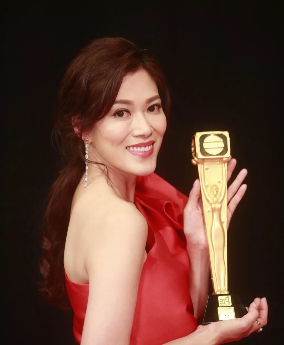 32岁tvb新晋小花入行多年终上位,tvb上位小花亮相引关注