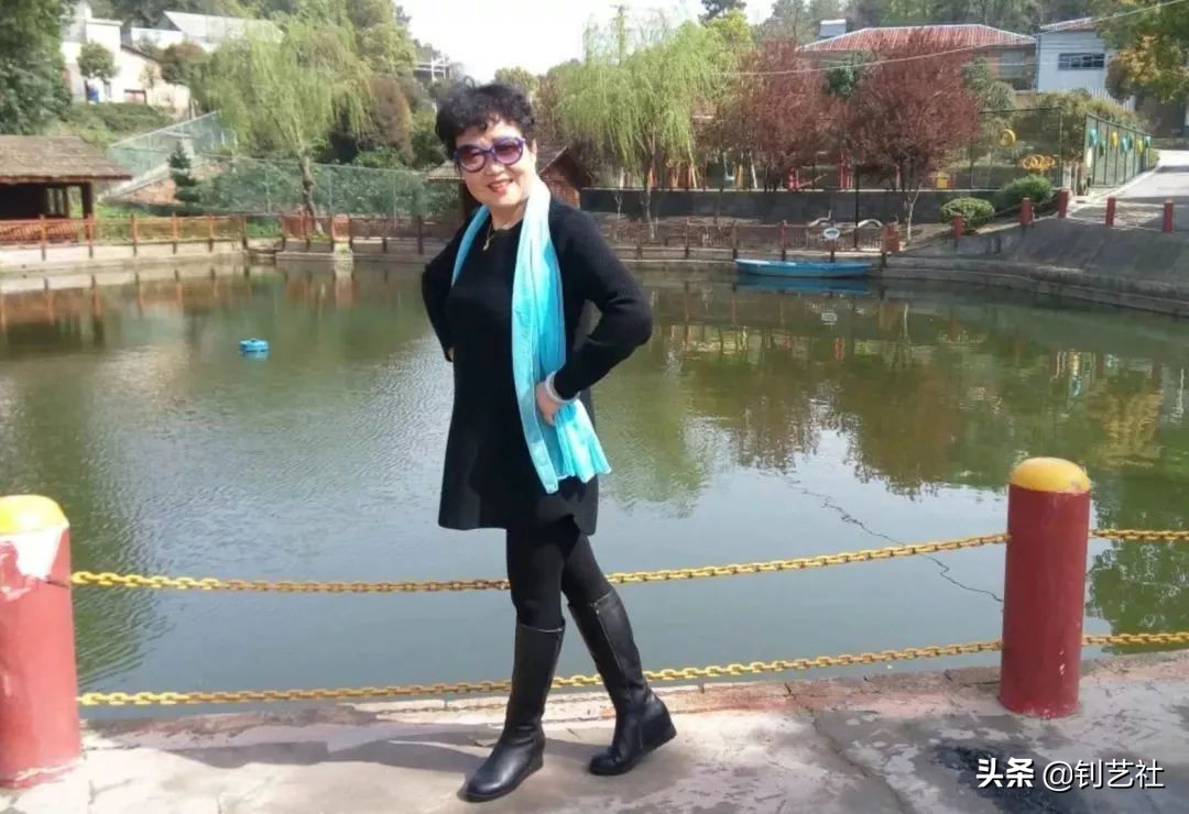 大妈旅游拍照姿势大全高级感,中国大妈旅游团拍照