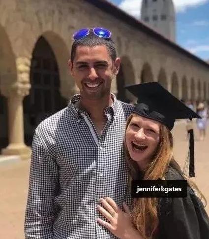 霍启刚郭晶晶带着孩子去赚零花钱,霍启刚晒儿女擦车