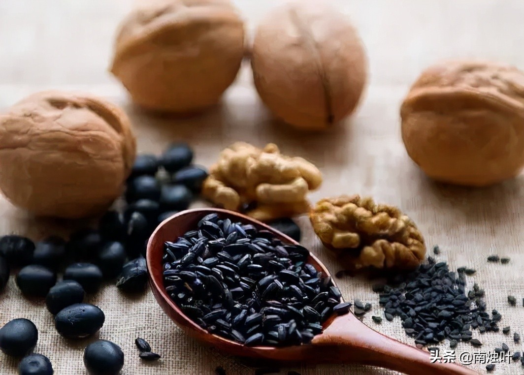 40岁白头发突然增多怎么治,青少年头发少怎么才可以增多