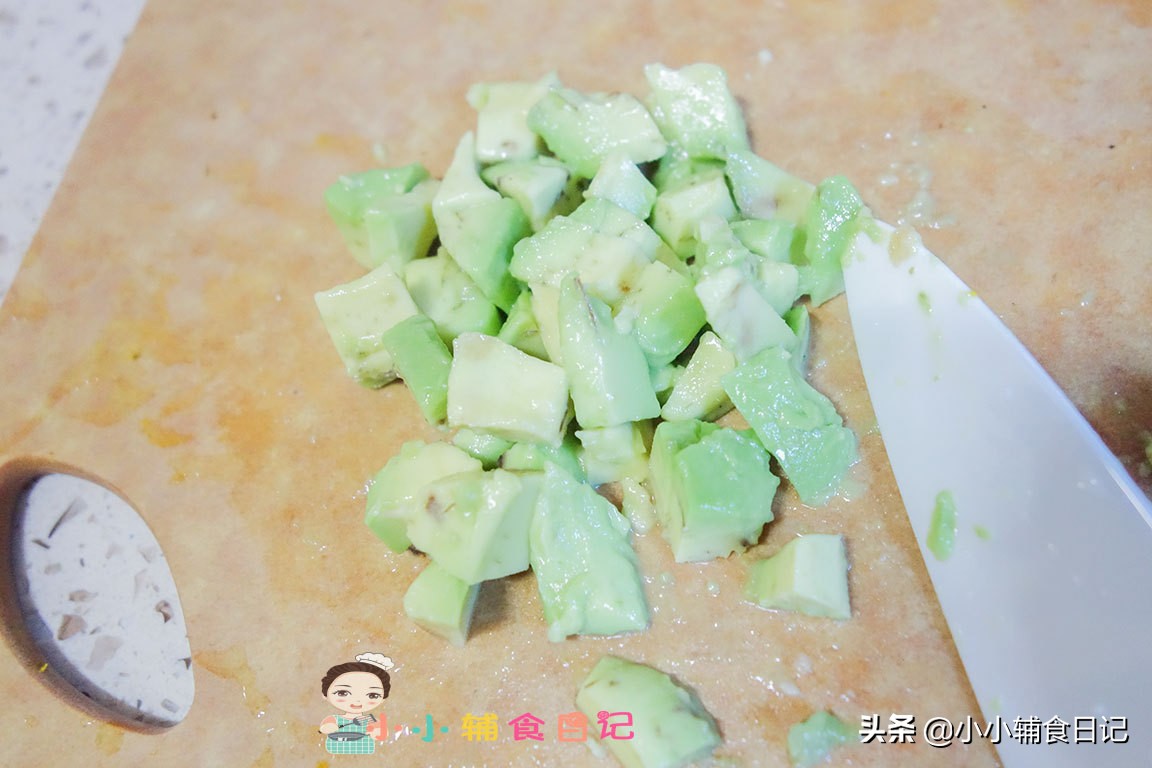 牛油果很硬很生可以直接吃吗,牛油果熟了果肉是硬的还是软的