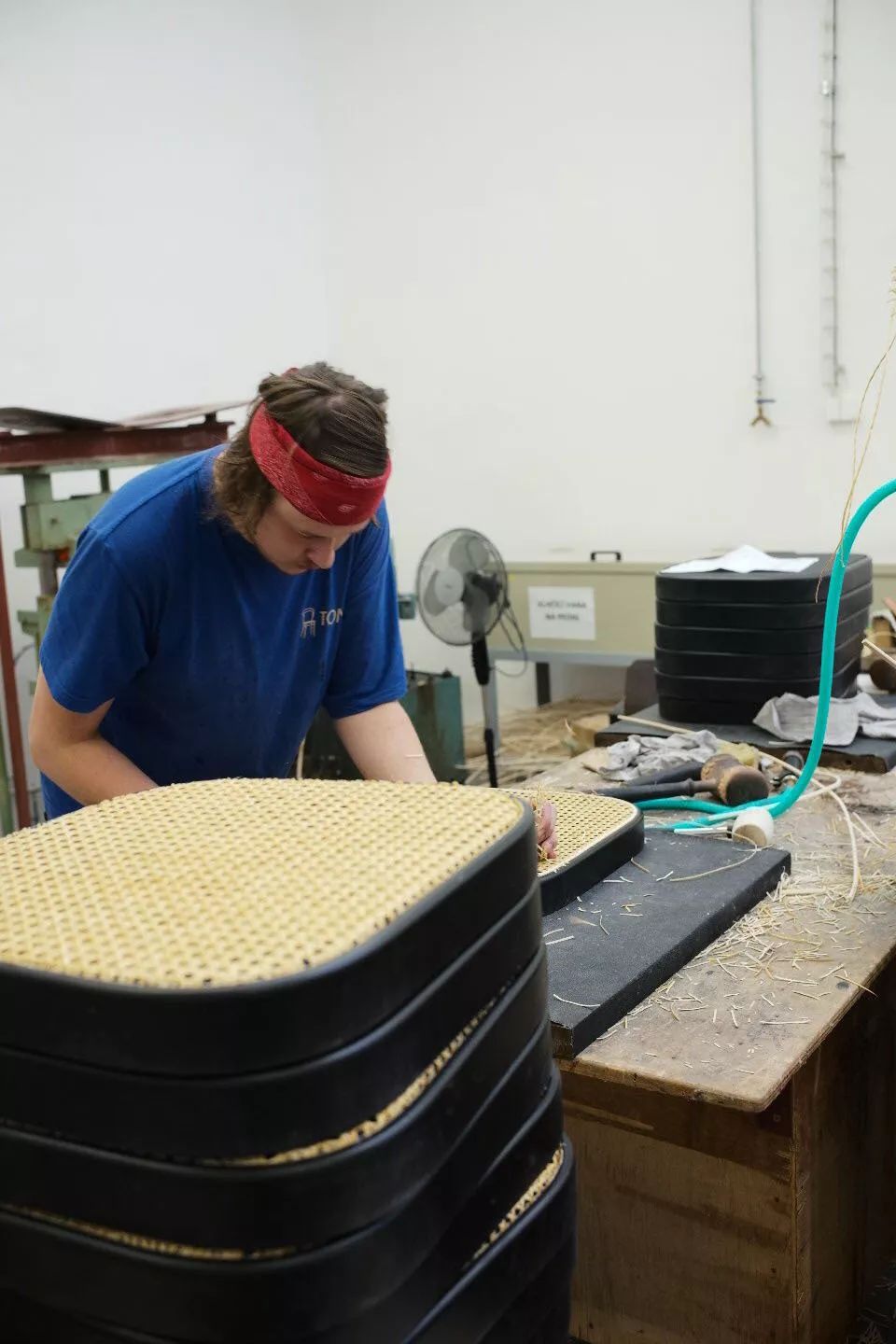 探访TON工厂看经典椅子背后的故事|疯狂24h我们去捷克干了啥？