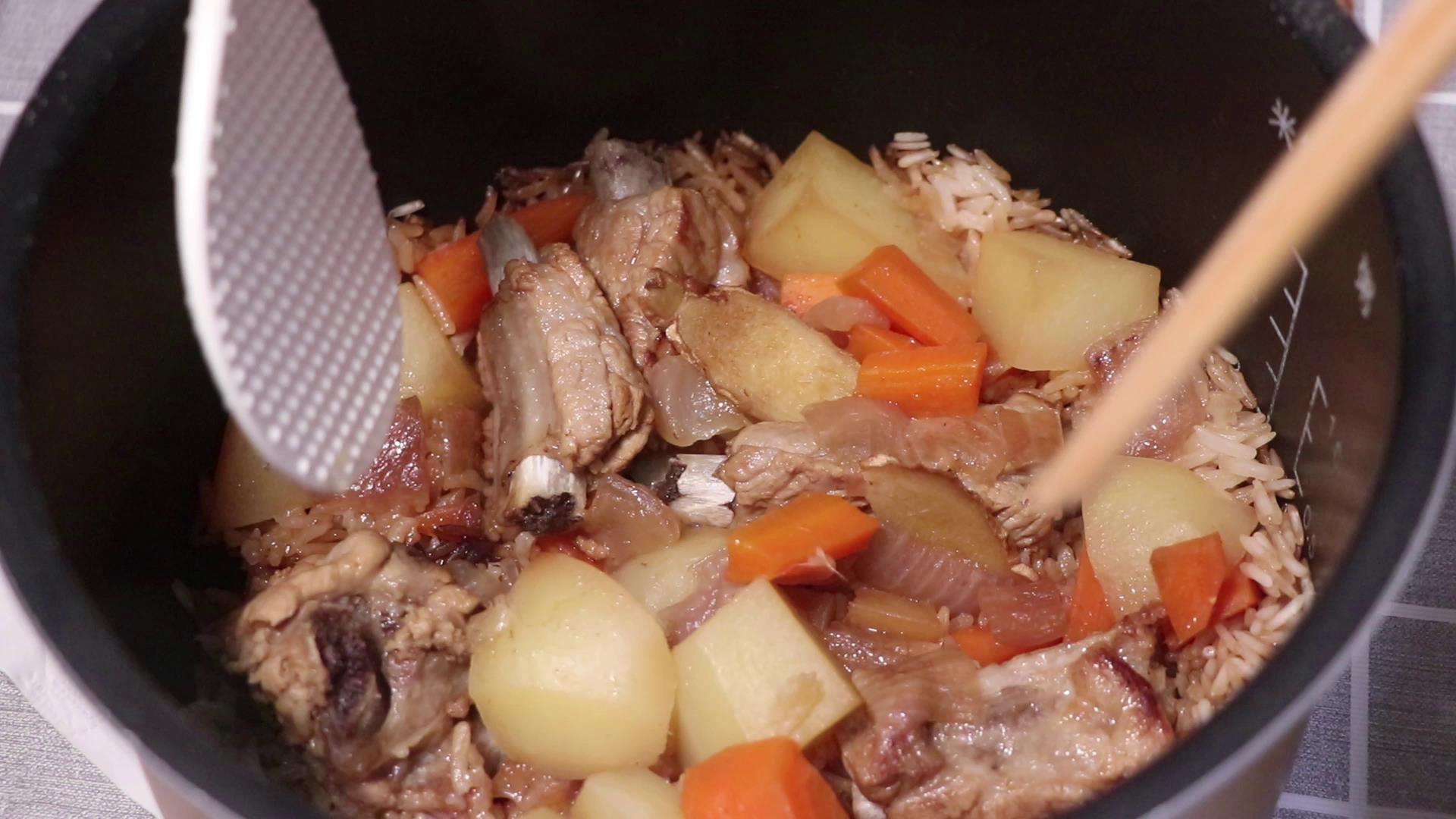 排骨焖饭加菜一锅出,排骨焖饭酱汁香辣口味