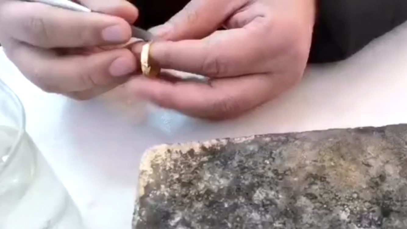 新购买的足金情侣戒指焊成死口，省得缠红绳麻烦，再也不会刮手啦