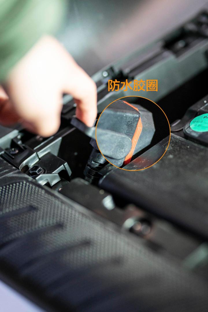 大灯炫酷有型,九号e100大灯效果