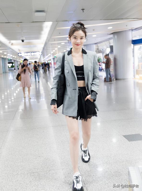 袁姗姗细腰,袁姗姗穿露脐装秀身材