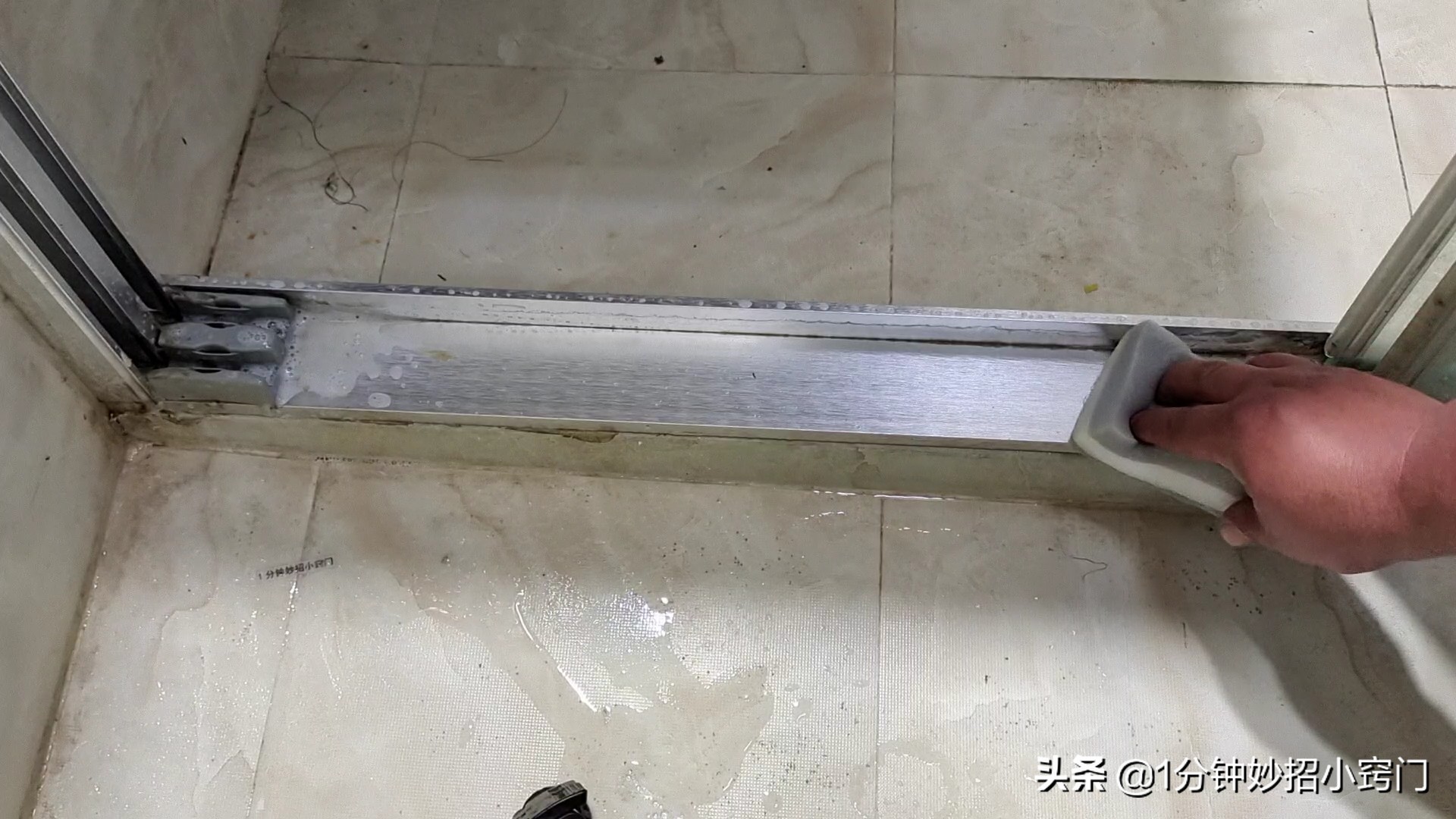 浴室玻璃上的水垢用什么可以擦掉,淋浴间玻璃上的水垢怎样能清除掉