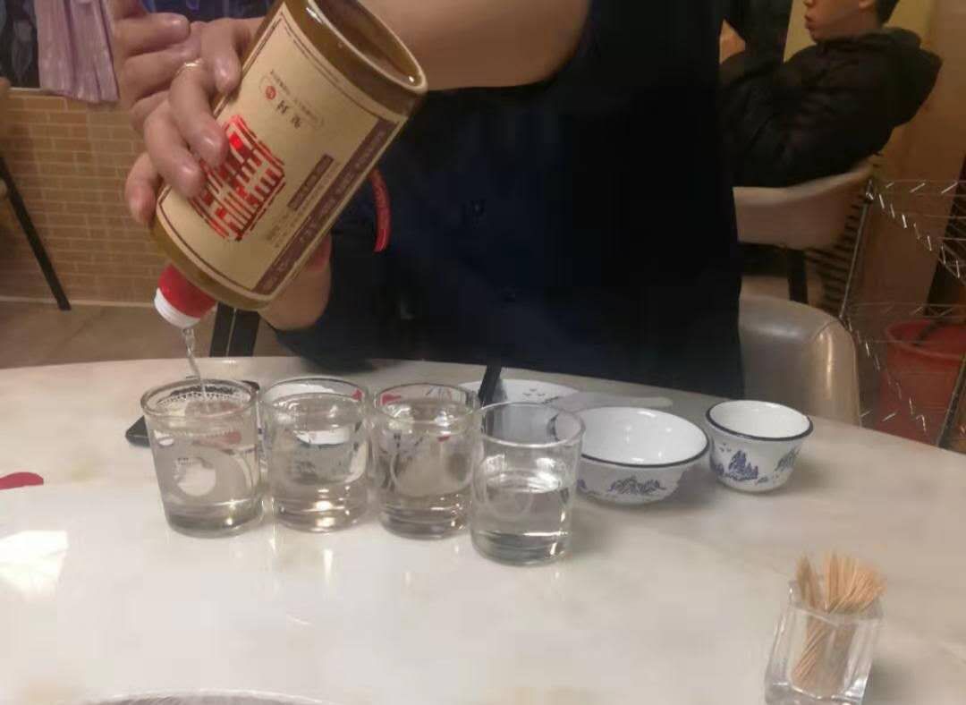 喝完酒后口渴舌燥该怎么办,喝完酒后口渴喝什么能解渴