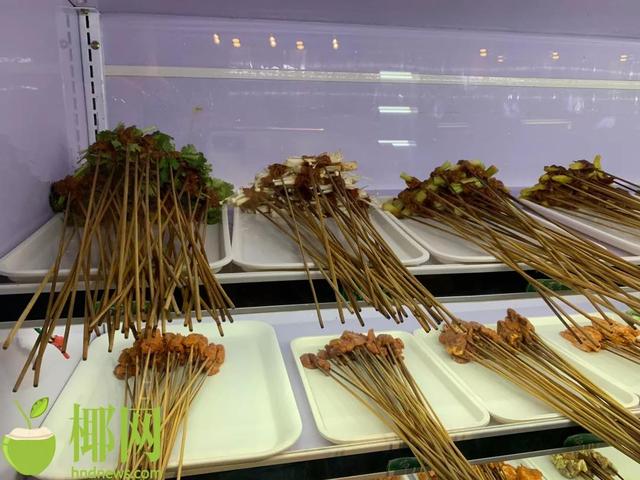 调查丨烧烤串串竹签反复使用发黑发霉，海口这些食店太“黑”了