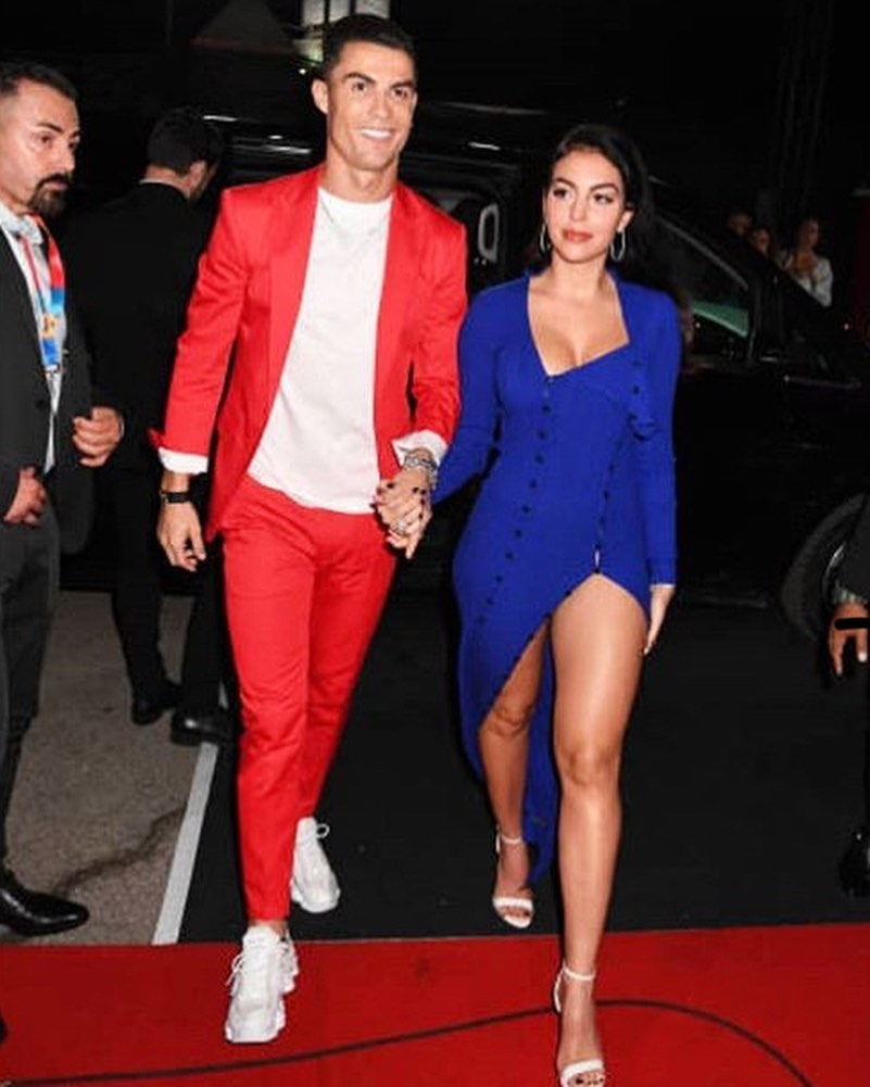 c罗带乔治娜上台领奖,c罗ins晒与乔治娜合影