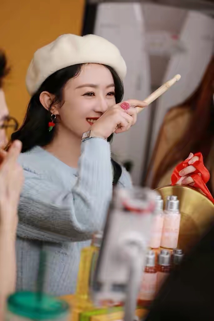 赵丽颖李佳琦最新视频,赵丽颖李佳琦直播穿礼服