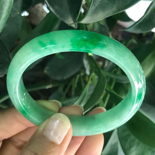 什么是豆种翡翠手镯,豆种翡翠多少钱