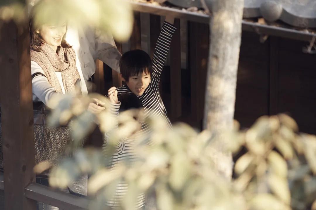 宝宝脸上长了很多小痘痘带有粉刺,宝宝脸上长痤疮留下痘坑