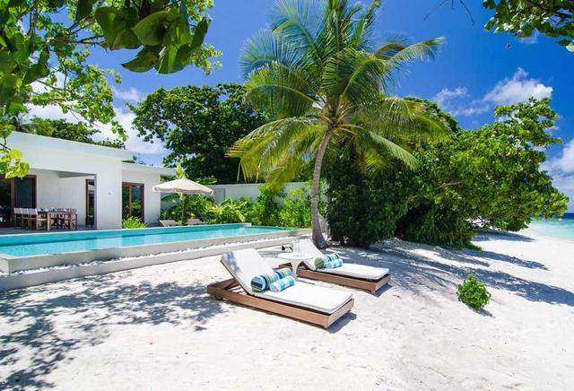 房间旁边就是泳池,房间旁边就是淋浴室