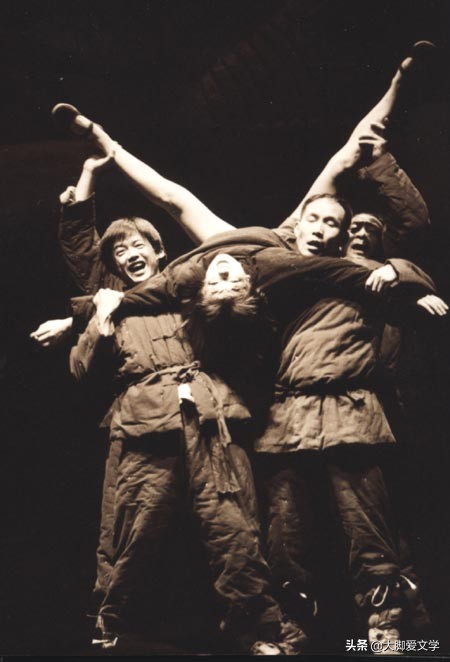 《生死场》:黑土地上，蒙昧的女性在男权积威下的一首悲戚殇歌